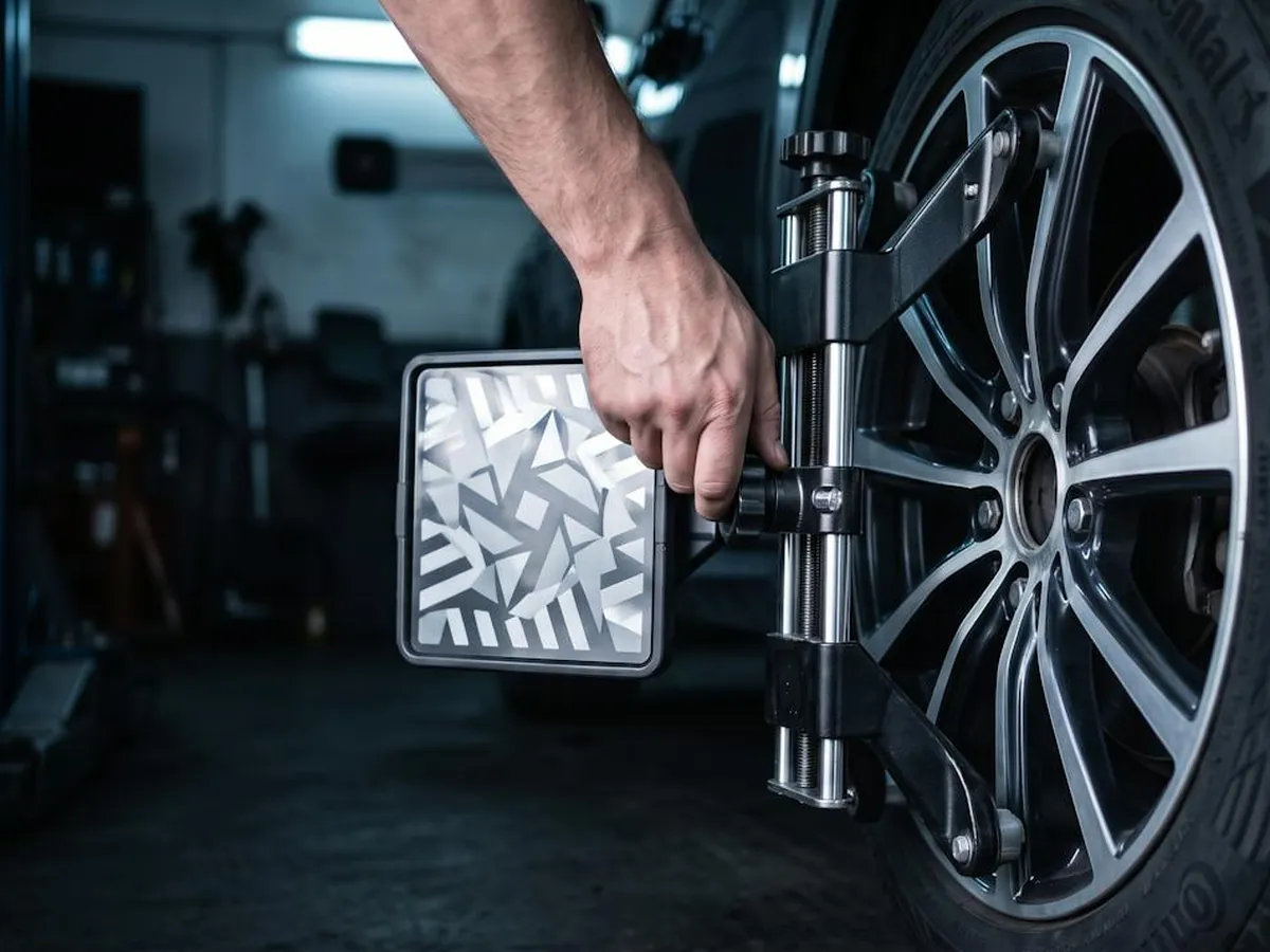 Messkopf der Achsvermessung am Rad eines Autos